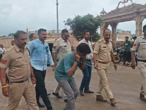 
                 महाकाल मंदिर के सुरक्षाकर्मी को चाकू मारने वाले का जुलूस:यातायात कर्मी के साथ मारपीट करने वाला भी हाथ जोड़कर माफी मांगता रहा 
            