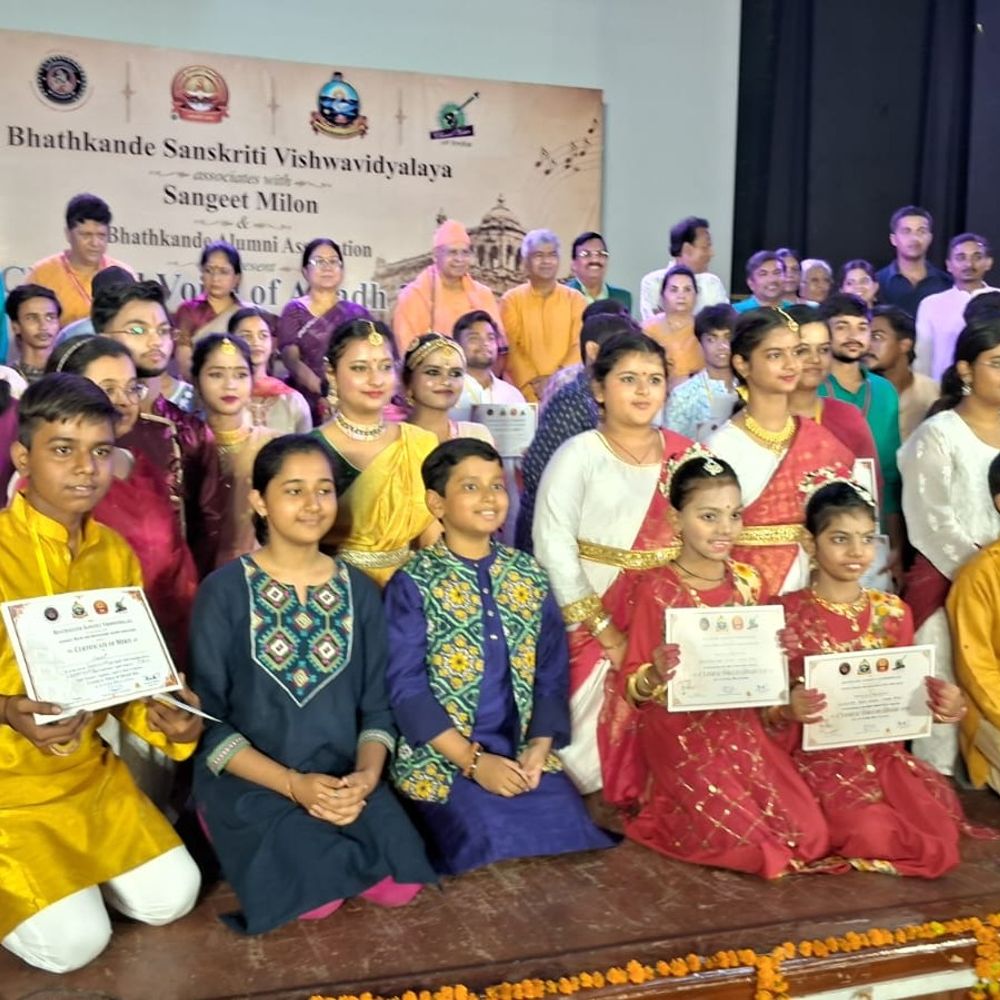 लखनऊ में 'क्लासिकल वॉइस ऑफ अवध' महोत्सव:विशेष आकर्षण जल तरंग की प्रस्तुति रही; तबला, पखावज, सितार बजाए