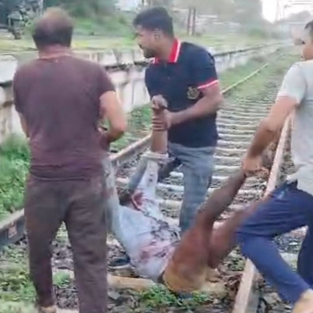 पांढुर्णा में चलती ट्रेन से नीचे गिरा बैतूल का युवक:सिर और हाथ-पैर में लगी गिट्टी, हालत गंभीर; जुना पांढुर्णा रेलवे ट्रैक पर हादसा