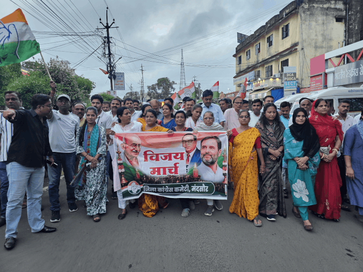 धर्मेंद्र प्रधान के इस्तीफे पर मंदसौर कांग्रेस का विजय मार्च:छात्रों की पहली जीत बताकर पेपर लीक दोषियों पर सख्त कार्रवाई की मांग             