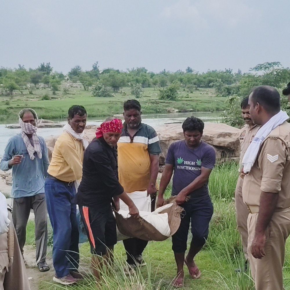 मिर्जापुर के कुसियरा फॉल में युवक का शव मिला:परिजन बोले- अकेले नहीं आया होगा, दोस्तों पर जताया शक