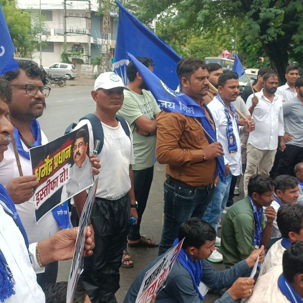 नीट पेपर लीक पर भीम आर्मी ने किया प्रदर्शन:कलेक्ट्रेट के बाहर केंद्र सरकार के खिलाफ जमकर नारेबाजी की