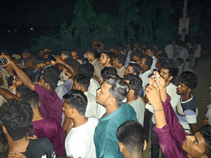 छात्रा की मौत, शव सड़क पर रखकर प्रदर्शन:बाराबंकी के लालपुर चौराहे पर एक घंटे तक जाम, पुलिस प्रशासन के खिलाफ नारेबाजी