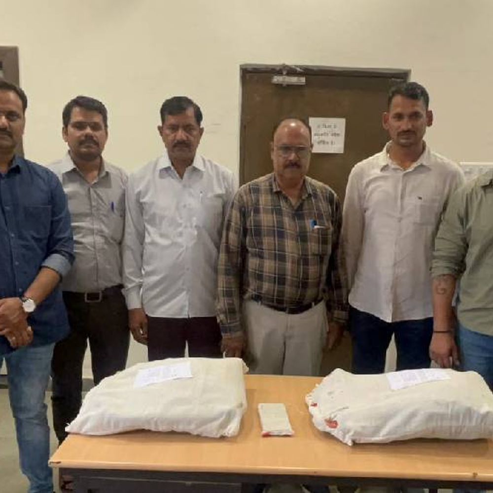 
                 भोपाल में गांजा सप्लाई से पहले दो तस्कर गिरफ्तार:सीहोर से ग्राहक को डिलीवरी देने आए थे; 2.382 किलो गांजा और मोबाइल जब्त 
            