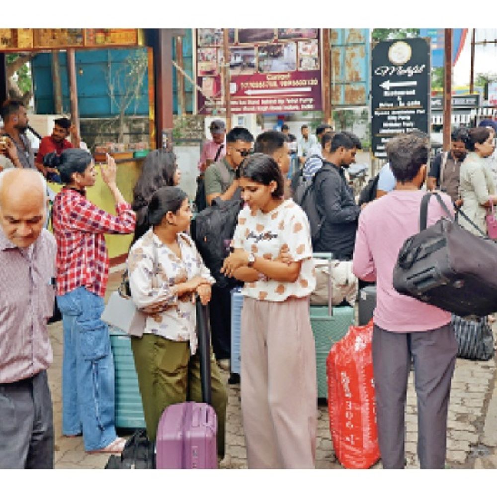 
                 बसें ही सहारा, ऑपरेटरों ने 25% तक किराया बढ़ाया:गुजरात में भारी बारिश के कारण दौंड, दुरंतो एक्सप्रेस सहित इंदौर-मुंबई रूट की अधिकतर ट्रेनें​ निरस्त 
            