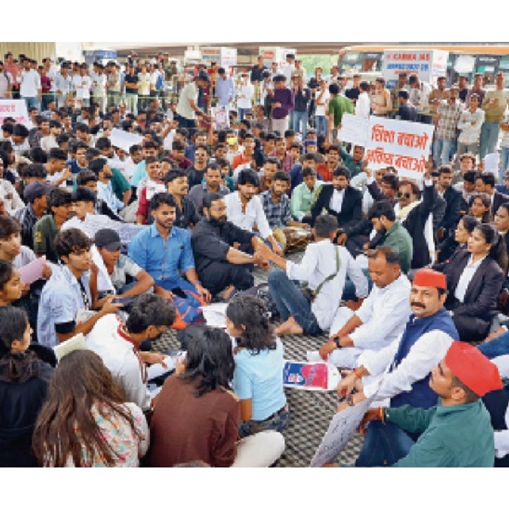 
                 कांग्रेस नेता भी पहुंचे छात्रों के प्रदर्शन में 
            