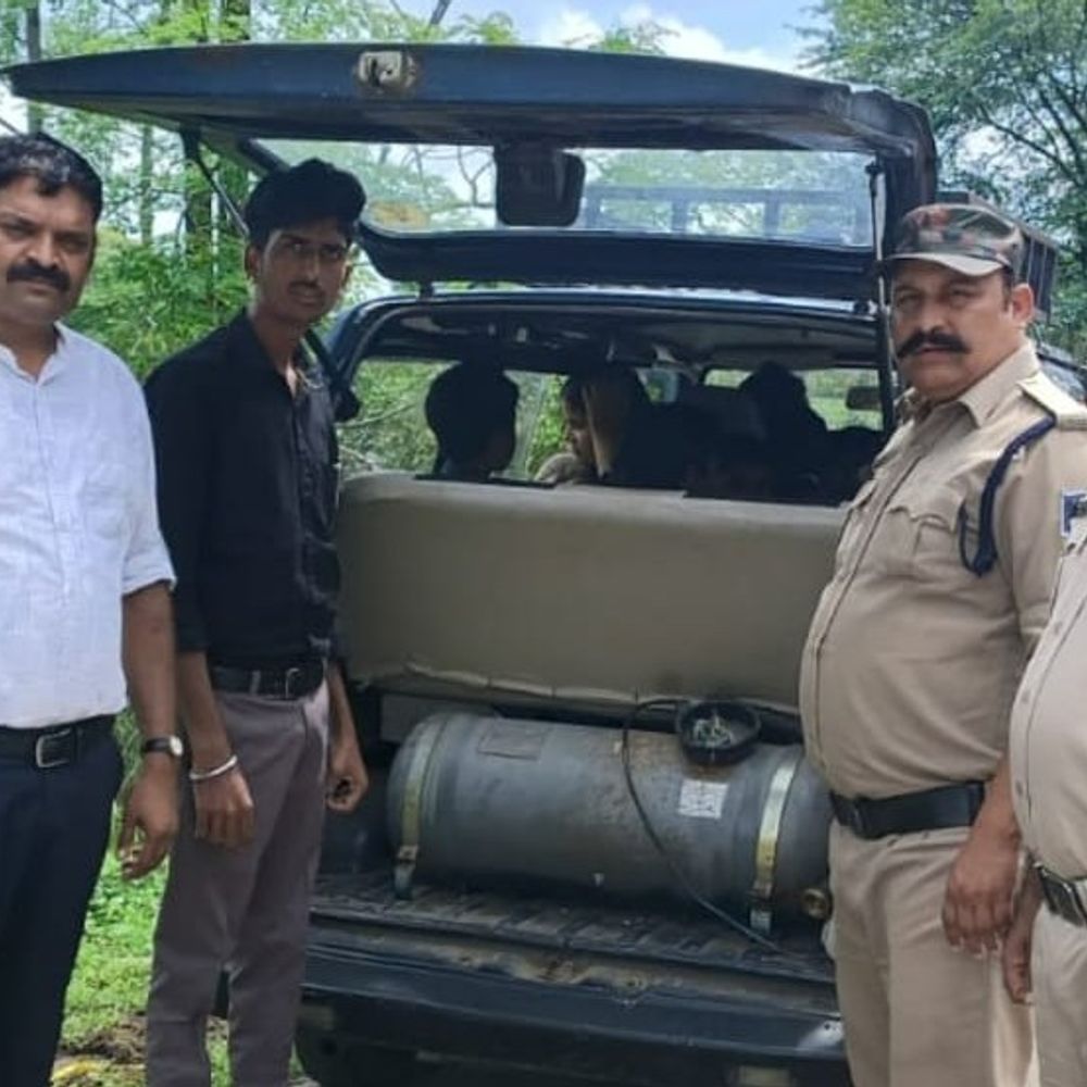 सागर में स्कूली वाहनों पर RTO का बड़ा एक्शन:LPG किट लगी वैन समेत 3 वाहन जब्त, बिना बीमा और एक्सपायर्ड रजिस्ट्रेशन के बाद संचालित हो रही थी स्कूल बस