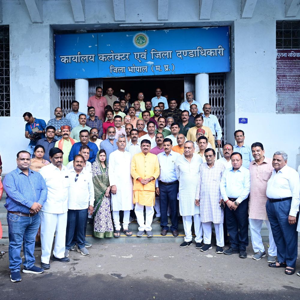 
                 कमाली मंदिर की भूमि पर शॉपिंग कॉम्प्लेक्स का प्रस्ताव नामंजूर:सांसद ने कलेक्टर-निगम कमिश्नर के साथ मीटिंग की; कहा-आस्था से समझौता नहीं 
            