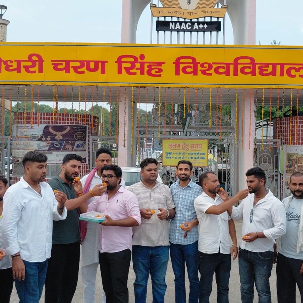 धर्मेंद्र प्रधान के इस्तीफे पर CCSU में छात्रों का जश्न:छात्रनेता आदेश प्रधान के नेतृत्व में जुटे छात्र, बोले- लंबे आंदोलन के बाद मिली सफलता