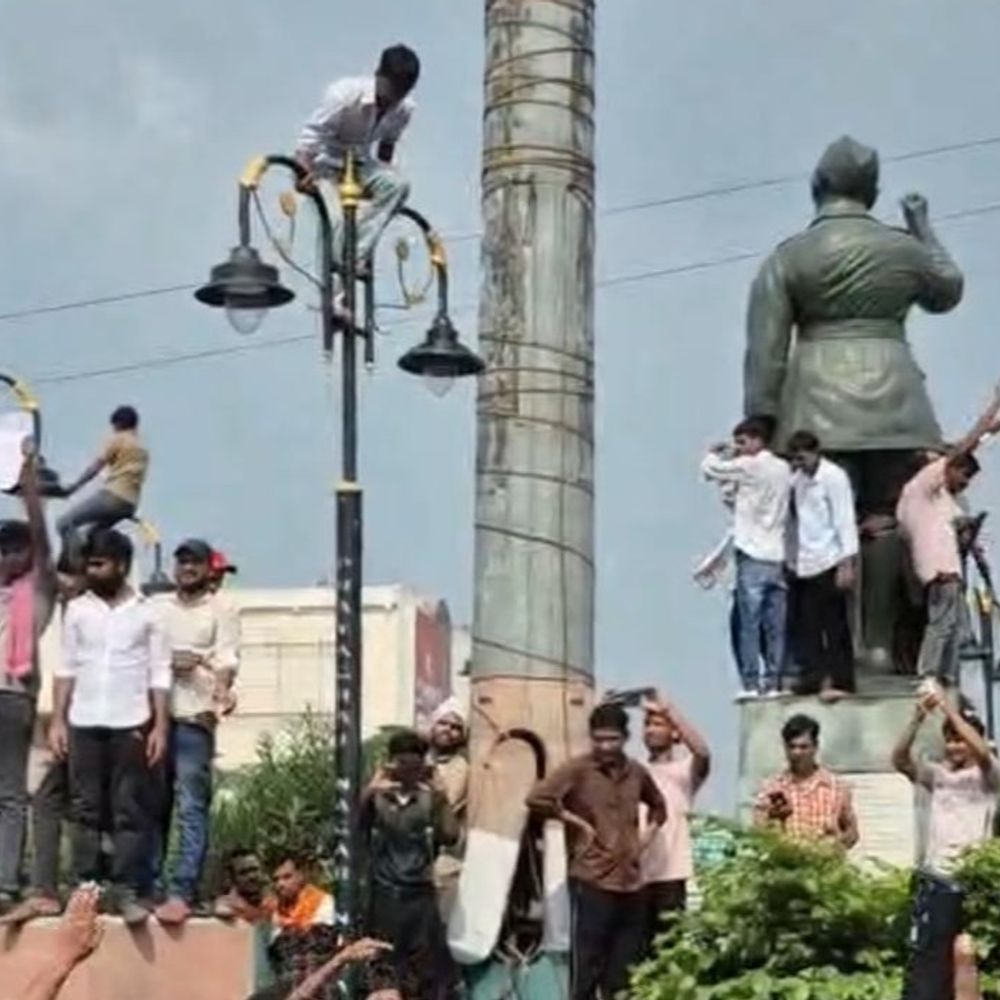 तस्वीरों में देखिये प्रयागराज में छात्रों का हुजूम:सिविल लाइंस में प्रदर्शन-हंगामा-विरोध-नारेबाजी के साथ डांस और जश्न