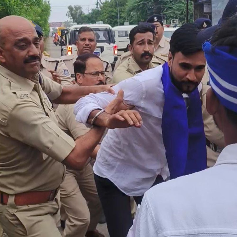 
                 रतलाम में भीम आर्मी का प्रदर्शन:कलेक्ट्रेट के बीच रास्ते में बैरिकेट्स लगाकर रोका; पुलिस से हुई धक्का-मुक्की, ASP ने पीछे धकेला 
            