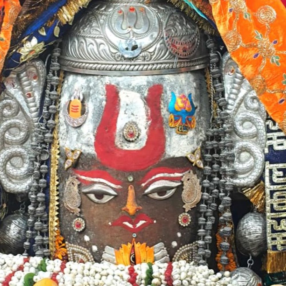 
                 तड़के भस्म आरती, महाकाल के दिव्य श्रृंगार के दर्शन:पंचामृत अभिषेक के बाद चांदी के मुकुट और भस्म से सजे महाकाल, जयकारों से गूंजा मंदिर परिसर 
            