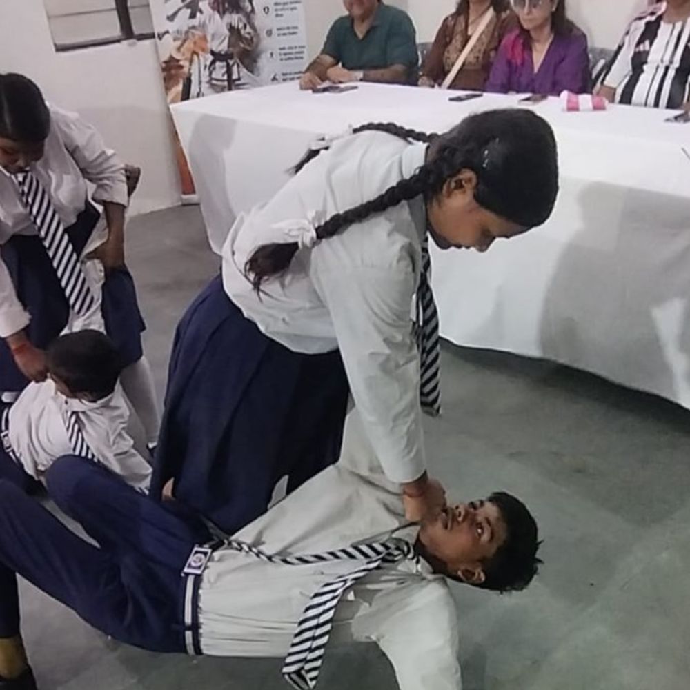 सेल्फ डिफेंस कार्यशाला में बच्चों को सिखाए आत्मरक्षा के गुर:कोआपरेटिव इस्टेट शिक्षा सदन में नानचाकू एसोसिएशन ने दिया प्रशिक्षण