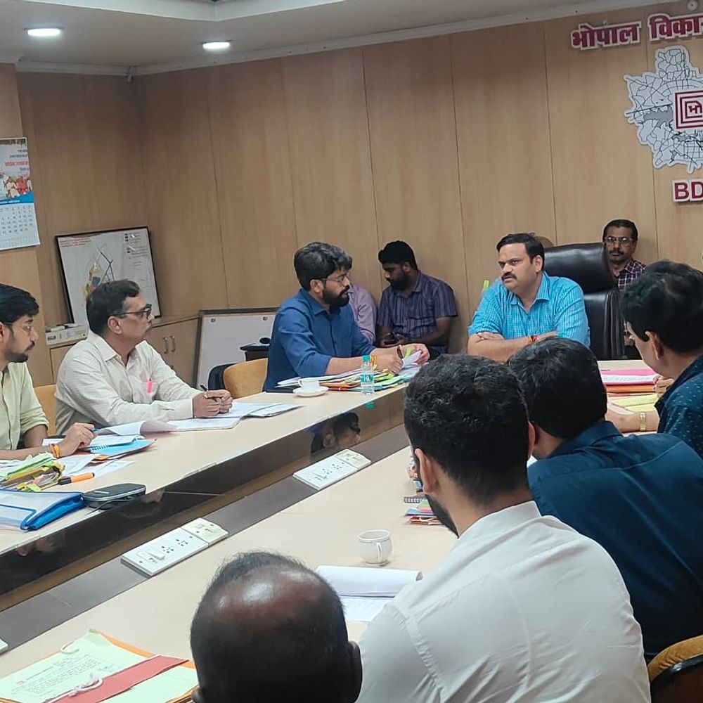 
                 भोपाल में BDA लगाएगा प्रॉपर्टी मेला:कमिश्नर ने मीटिंग ली; कहा- बड़े प्लॉटों को छोटे प्लॉट में बदले 
            