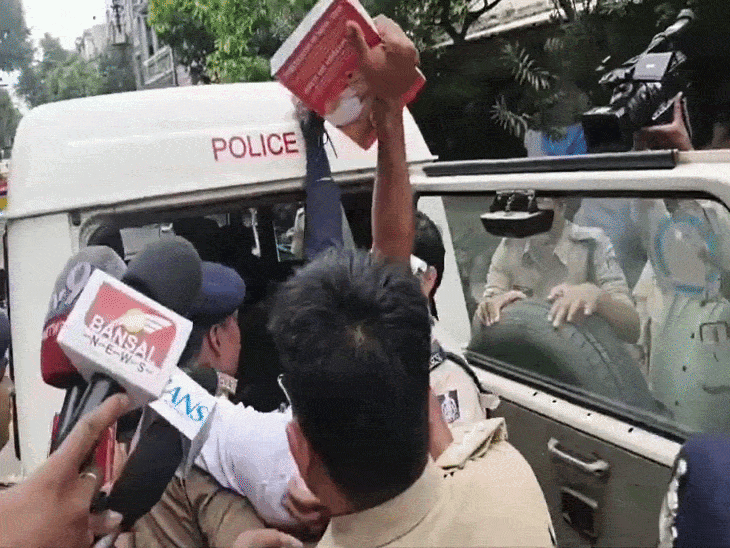
                 मंत्री विजयवर्गीय का इंदौर पुलिस कमिश्नर को पत्र:पांडेय दंपती की रिहाई की लिखी बात, कहा- कांग्रेस नेताओं ने सोशल मीडिया पर किया था दुष्प्रचार 
            