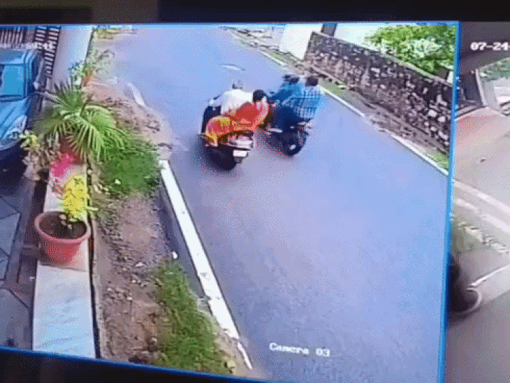 उदयपुर में पुलिस अफसर बनकर दंपती से लूट की कोशिश:बढ़ती वारदातों का हवाला देकर गहने उतारने के लिए कहा, लोगों को आता देख बाइक छोड़कर भागे बदमाश
