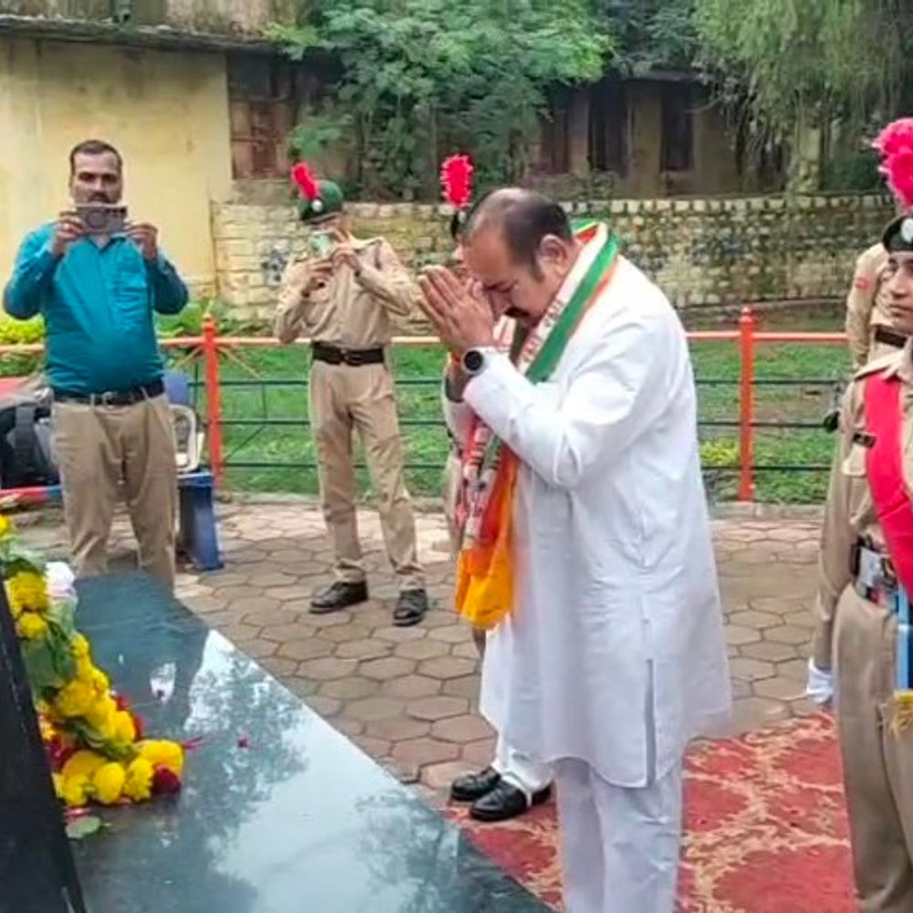 
                 शहीद पार्क में कारगिल विजय दिवस मनाया:विधायक परिहार और RI भदौरिया ने शहीदों को पुष्पचक्र अर्पित कर नमन किया 
            