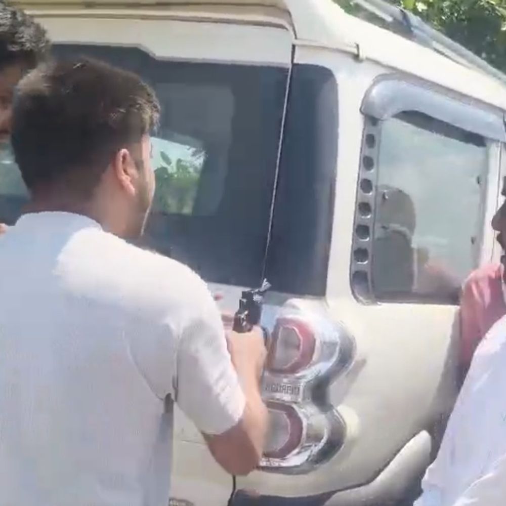 प्रधान की धोती से सड़क पर गिरी लाइसेंसी पिस्टल:चंदौली में बेटे ने उठाकर विरोधियों को धमकाया; VIDEO वायरल होते ही पुलिस का एक्शन