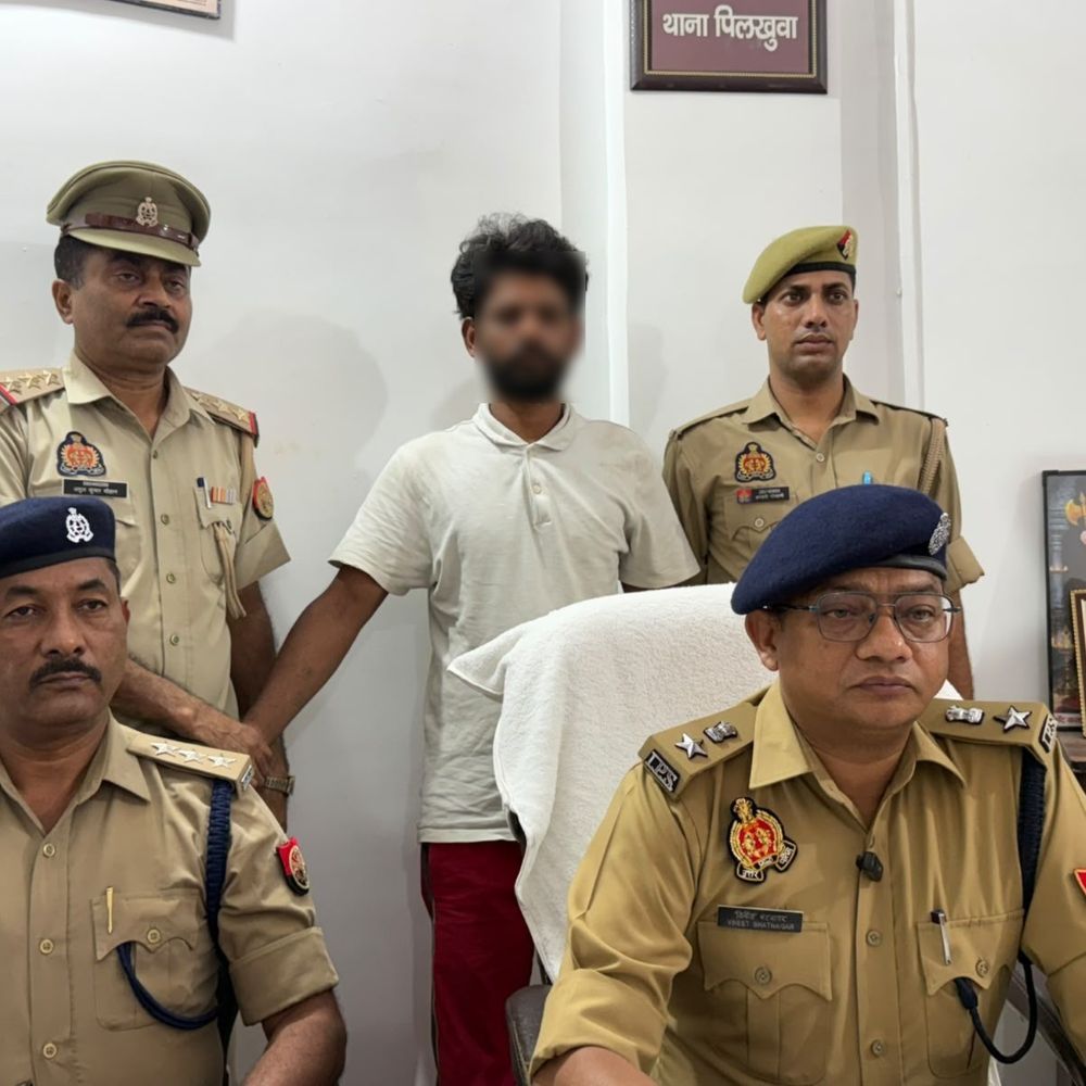 हापुड़ पुलिस ने 1 लाख का इनामी बदमाश पकड़ा:लूट के मामले में 13 महीने से था फरार, लखनऊ STF ने लिया एक्शन