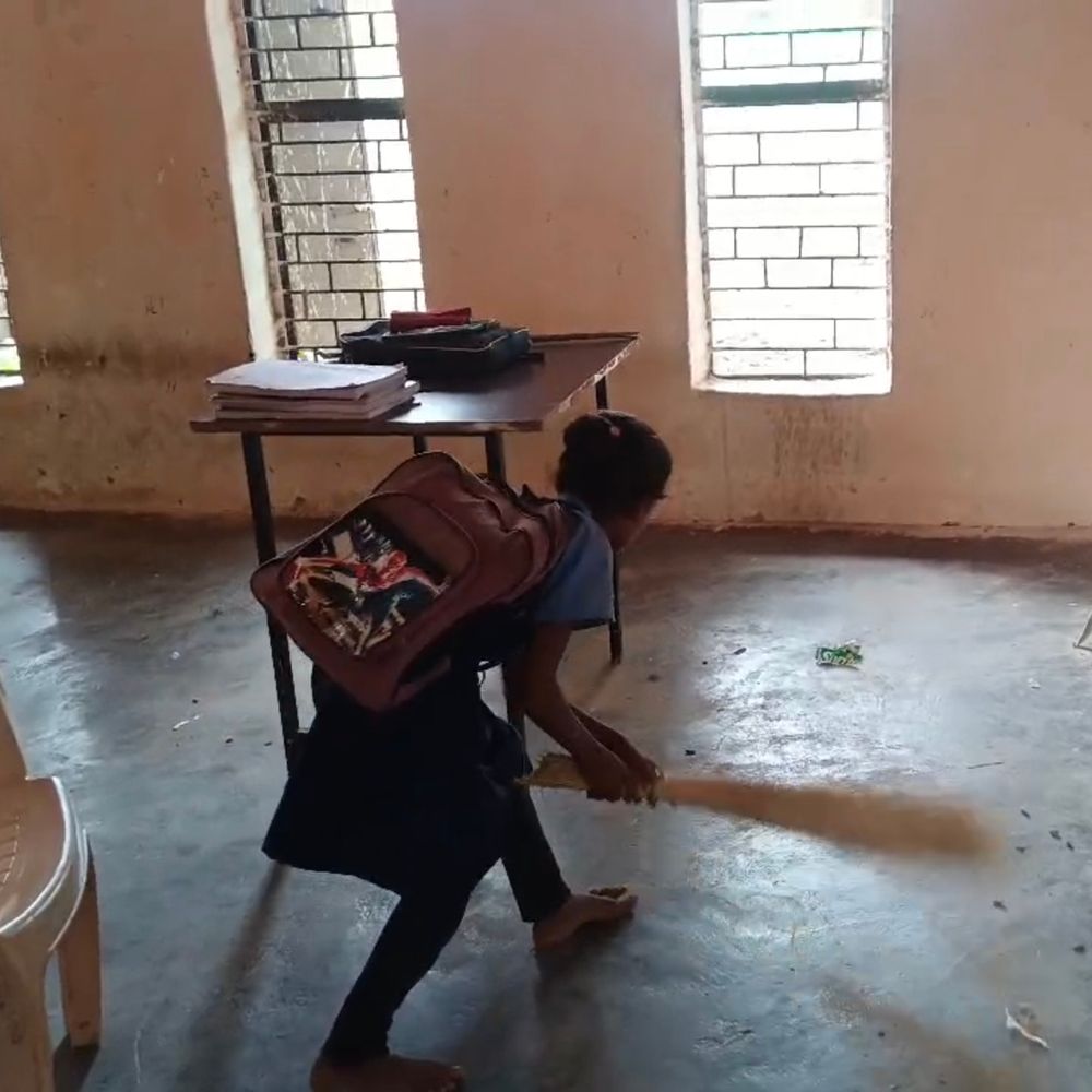 शहडोल के स्कूल में बच्चों से झाड़ू लगवाई, VIDEO:ब्यौहारी के छात्र बोले- शिक्षक 11 बजे आते हैं, अधिकारी बोले- लेंगे एक्शन
