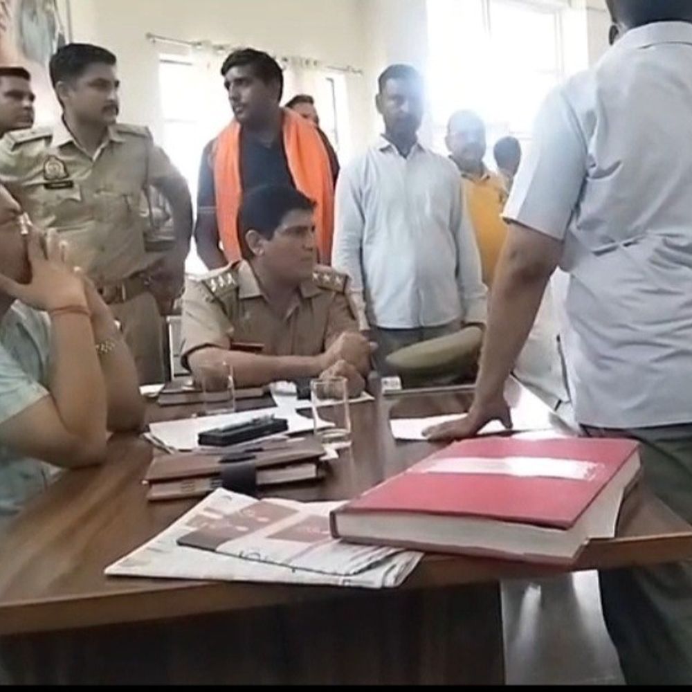 बदायूं में थाना समाधान दिवस पर हंगामा:भाजपा नेताओं ने SHO पर घूसखोरी का लगाया आरोप, VIDEO आया सामने