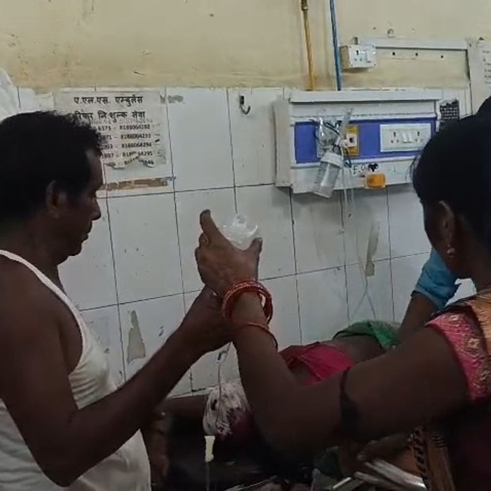 सीतापुर में रास्ते से निकलने के विवाद में लाठी-डंडे चले:मां-बेटा गंभीर घायल, दो गंभीर घायल, जिला अस्पताल रेफर