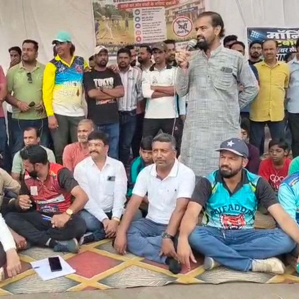 
                 नीमच में खेल मैदान बचाने सड़कों पर उतरे खिलाड़ी:प्रशासन को ज्ञापन सौंपा, सात दिन में फैसला बदलने की चेतावनी 
            
