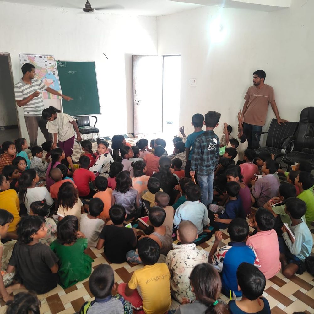 सुल्तानपुर में 100 से अधिक बच्चों को शिक्षा:मिशन ज्ञानदीप के तहत गणित, अंग्रेजी और कंप्यूटर की नियमित कक्षाएं