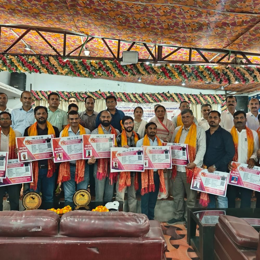 मुख्यमंत्री शिक्षक कैशलेस योजना देवरिया में शुरू:प्राध्यापकों को वितरित किए गए चिकित्सा कार्ड