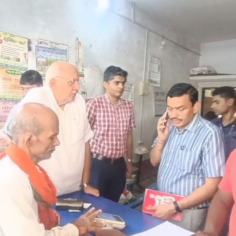 गोंडा में कृषि मंत्री की छापेमारी के बाद एक्शन:खाद विक्रेताओं को नोटिस, ई-पॉश से वितरण अनिवार्य, विक्रेताओं से भी मांगा जवाब
