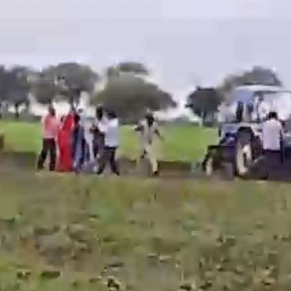 
                 जमीन विवाद में महिलाओं से मारपीट का VIDEO:उज्जैन के भाटखेड़ी गांव से SP ऑफिस पहुंचे ग्रामीण, कहा- खेत में काम करते वक्त हुआ हमला 
            