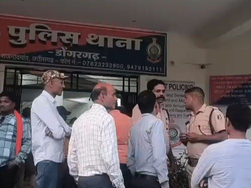 फॉरेक्स ट्रेडिंग कंपनी पर अरबों की ठगी का आरोप:कहा- कुलजीत भाटिया ने इन्वेस्ट कराया; 10 राज्यों के इन्वेस्टरों ने डोंगरगढ़ थाने का किया घेराव