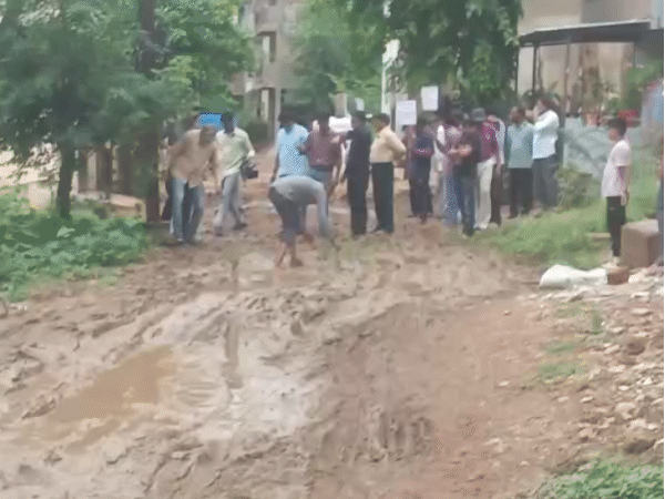 
                 भोपाल के कटारा में सड़क पर धान की रोपाई:जर्जर सड़क को लेकर अनोखा प्रदर्शन; कच्ची रोड पर कीचड़ फैला 
            