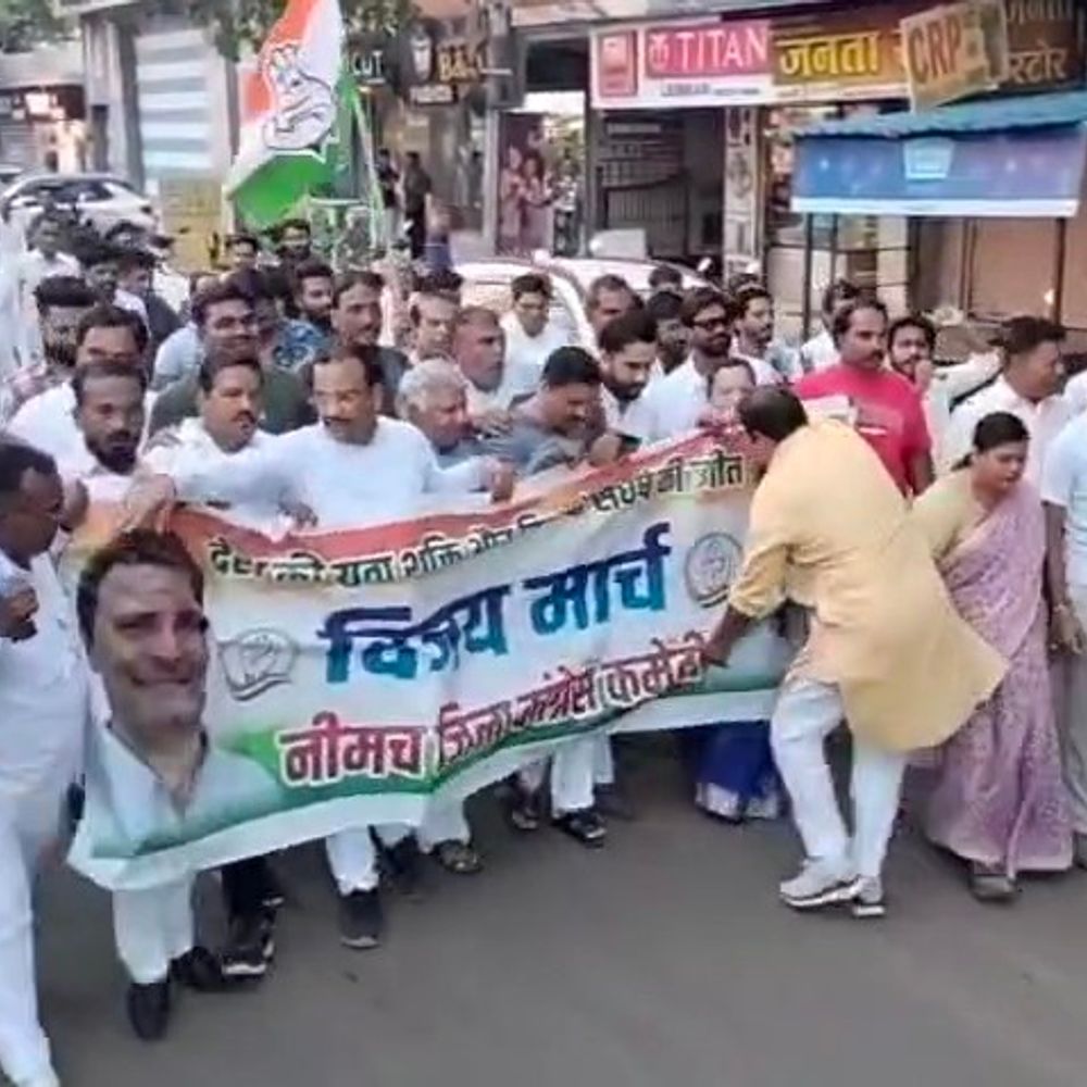 
                 शिक्षामंत्री के इस्तीफे पर नीमच कांग्रेस ने मनाया जश्न:विजय मार्च निकाला, आतिशबाजी कर बांटी मिठाइयां, छात्रों को श्रद्धांजलि 
            