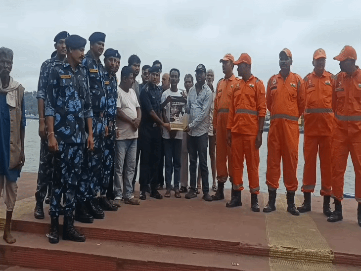 
                 भोपाल में NDRF ने किया आपदा बचाव का लाइव डेमो:बाढ़ से बचने के तरीके बताए; बोले-आपदा में घबराएं नहीं, सतर्कता और तकनीक से बचाएं जान 
            