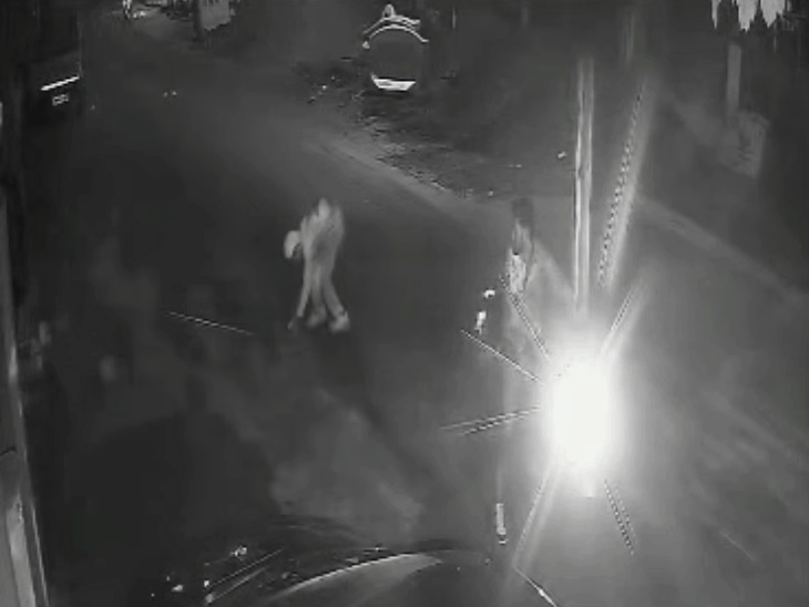 
                 भोपाल में बदमाशों ने दो कार सहित चार वाहन फोड़े:CCTV में कैद हुई वारदात, पुलिस ने शुरू की मामले की जांच 
            