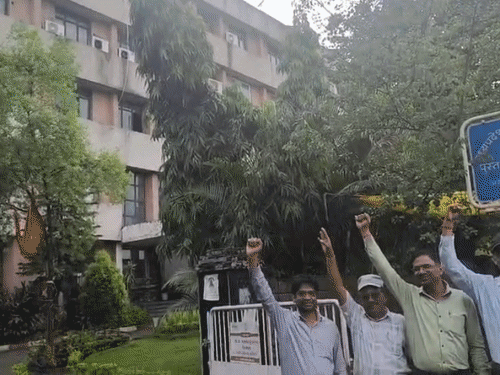 
                 बिजली कंपनियों के 6500 संविदा कर्मी होंगे नियमित:अक्टूबर के पहले होगी परीक्षा, अनुभव के आधार पर मिलेंगे बोनस अंक, सिर्फ एक बार मिलेगा मौका 
            