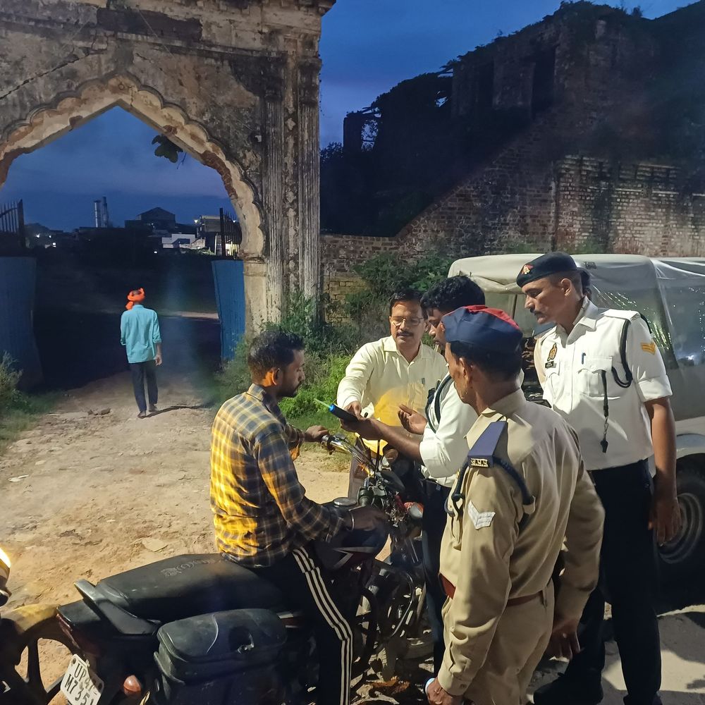 बलरामपुर में 7 नशेड़ी वाहन चालक पकड़े गए:परिवहन विभाग और पुलिस का संयुक्त अभियान, ब्रेथ एनालाइजर से हुई जांच
