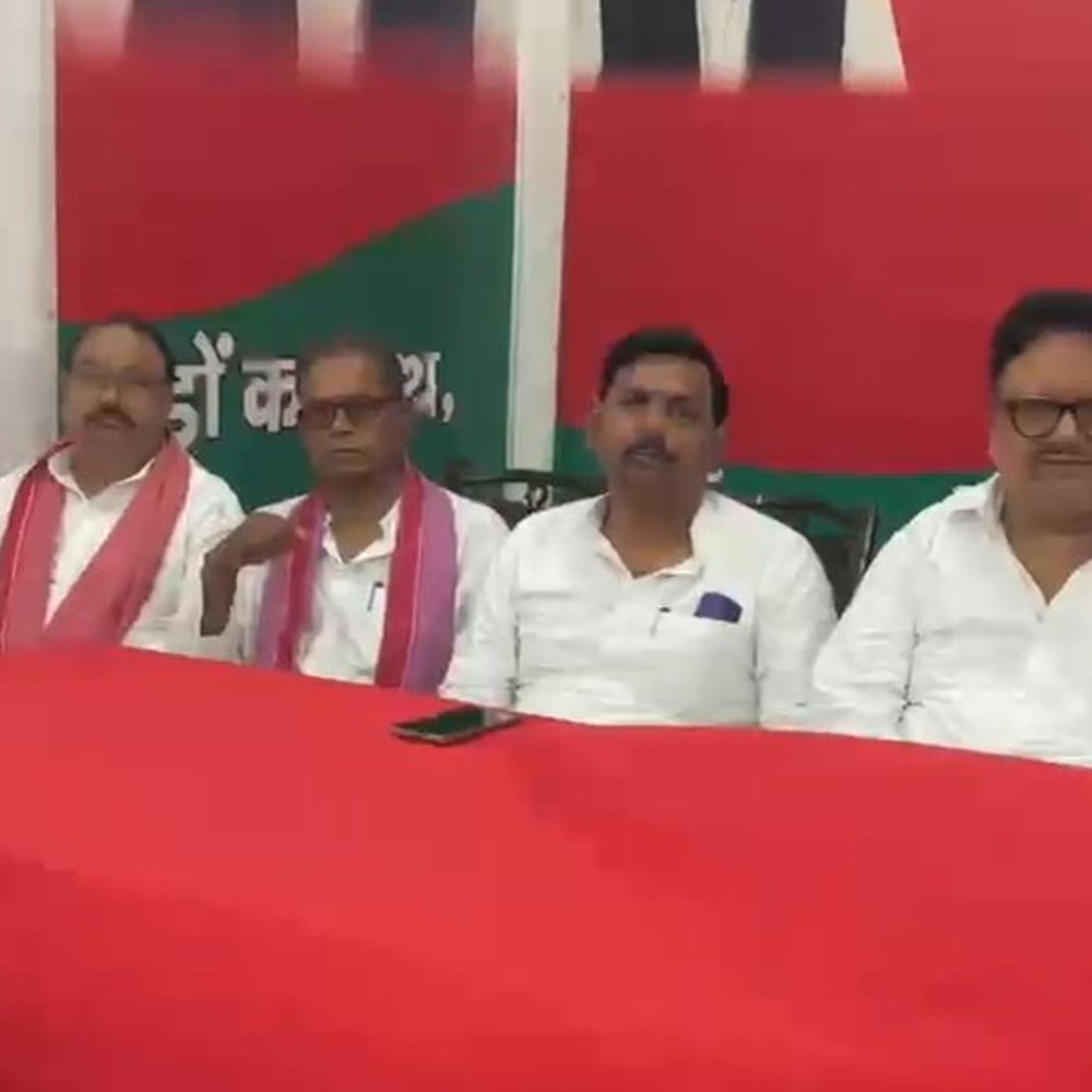 फर्रुखाबाद में सपा ने मनाया संविधान मान स्तंभ स्थापना दिवस:मौलिक अधिकारों की रक्षा का संकल्प लिया, कारगिल शहीदों को श्रद्धांजलि दी