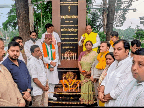 कानपुर में कारगिल विजय दिवस मनाया:मेयर और BJP कार्यकर्ताओं ने शहीदों को श्रद्धांजलि दी, पूर्व सैनिकों के घर जाकर किया सम्मान
