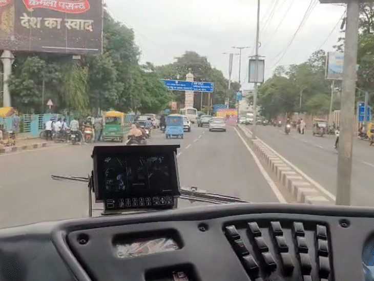 
                 भोपाल में कल से यात्रियों के लिए दौड़ेंगी ई-बसें:5 दिन के पैसेंजर ट्रायल होगा; 10 बसों में सफर कर सकेंगे 
            
