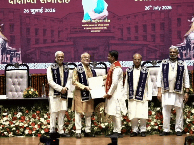 एम्स दीक्षांत समारोह में एक स्टूडेंट को बोलने से रोका:छात्र डॉ. विक्रांत ने कहा- डिग्री मिली, न्याय नहीं; मंत्री अनुप्रिया बोलीं- पेपरलीक दुर्भाग्यपूर्ण घटना