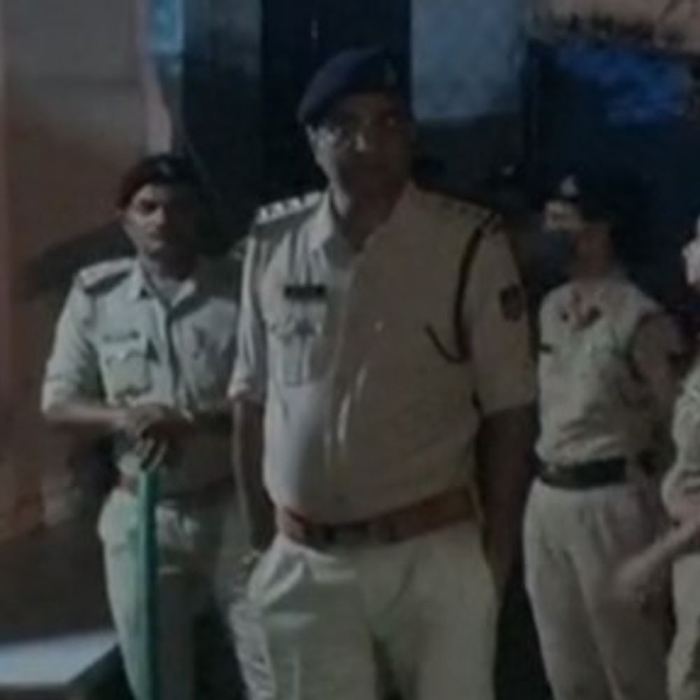 
                 भोपाल- इतवारा में रातभर चला पुलिस का बड़ा ऑपरेशन:200 जवानों ने 24 से ज्यादा घरों पर मारी दबिश, गांजा समेत नशीले पदार्थ जब्त 
            