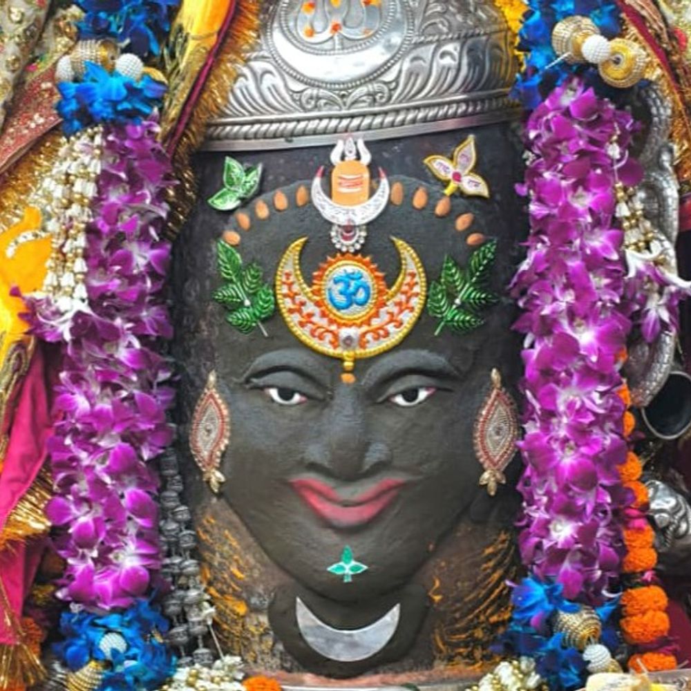 
                 रविवार भस्म आरती दर्शन:भगवान महाकाल का त्रिशूल, त्रिपुण्ड और डमरू के साथ भांग अर्पित कर श्रृंगार 
            