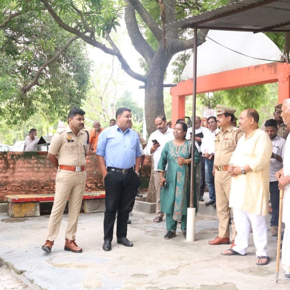 अमेठी DM-SP ने कांवड़ यात्रा की तैयारी देखी:तपेश्वर नाथ धाम में शिव का जलाभिषेक किया, पुजारियों से बातचीत की