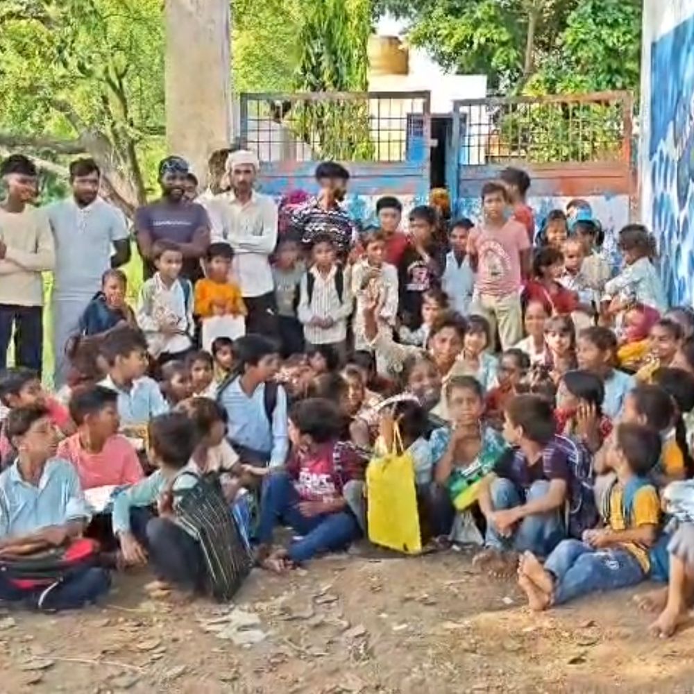 स्कूल में शिक्षकों की कमी को लेकर फूटा आक्रोश:गेट पर ताला लगाकर किया प्रदर्शन, स्टूडेंट्स और ग्रामीणों ने की नारेबाजी