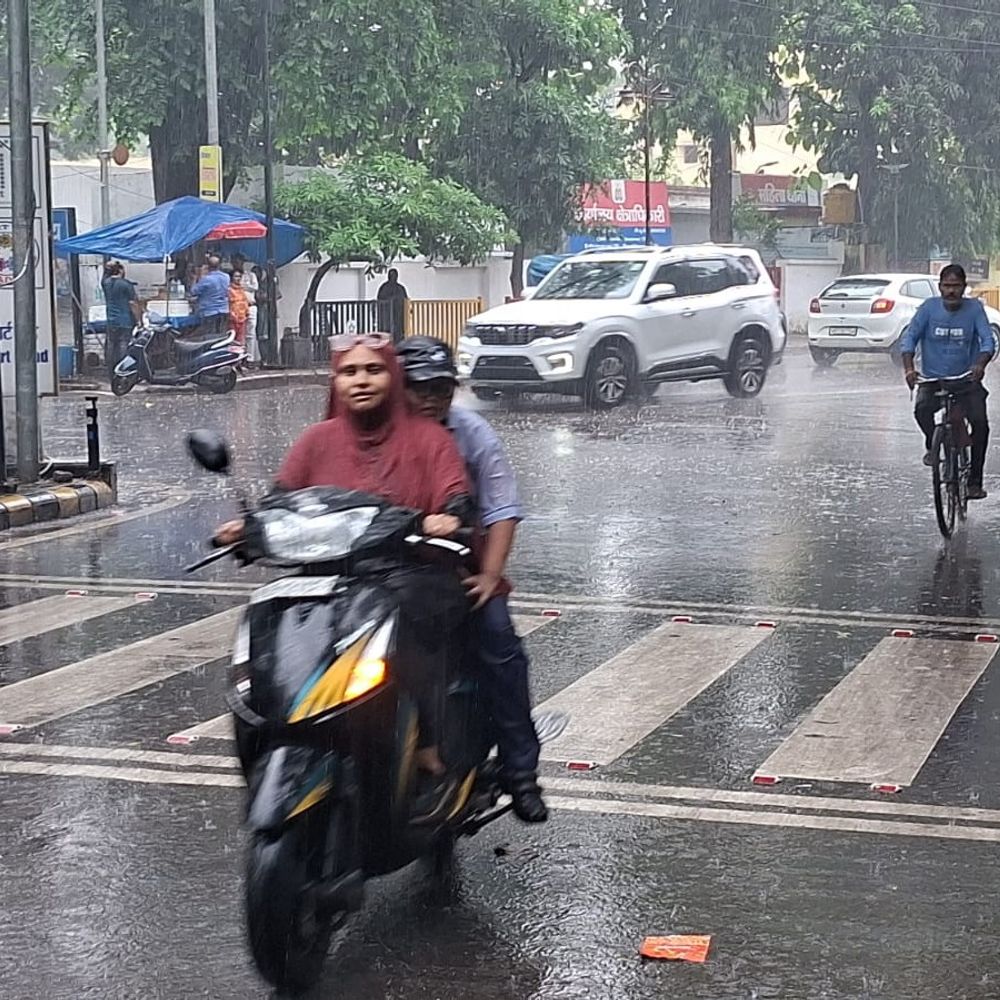 मुरादाबाद में दोपहर बाद झमाझम बारिश:ठंडी हवाओं से बदला मौसम; गर्मी और उमस से मिली राहत