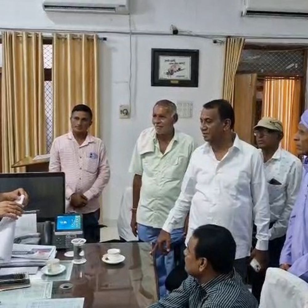 बांसवाड़ा में नीमच से दाहोद रेल सर्वे का विरोध:4 गांवों के लोगों ने सौंपा ज्ञापन, बोले- रेल लाइन की दिशा बदली जा रही