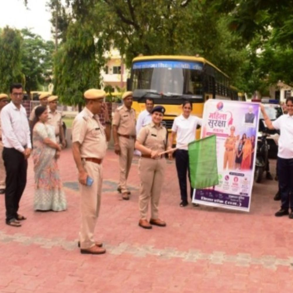 डिजिटल अरेस्ट, फर्जी-लिंक, ओटीपी-फ्रॉड के बारे में स्टूडेंट्स को बताया:स्कूलों में टीम के साथ पहुंची एएसपी, हेल्पलाइन के बारे में भी दी जानकारी