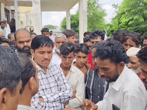 करंट से युवक की मौत, गर्भवती महिला झुलसी:11KV लाइन में फॉल्ट आने से हादसा, एक दर्जन घरों में बिजली उपकरण जले